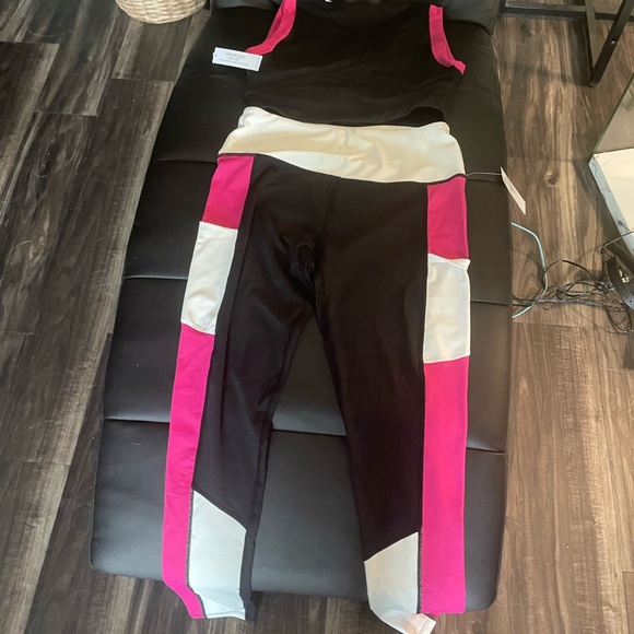 Venus Athleisure/work out set New with tags - Picture 2 of 2